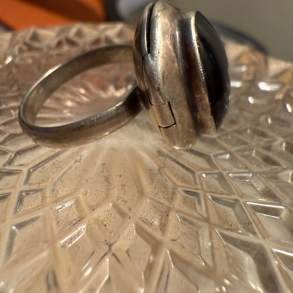 Estate onyx pill Ring size 7 - Picture 7 of 8